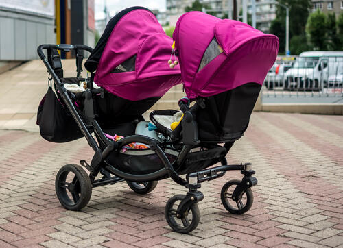 双子用ベビーカーの選び方を解説！各タイプの特長は？ | 子育て